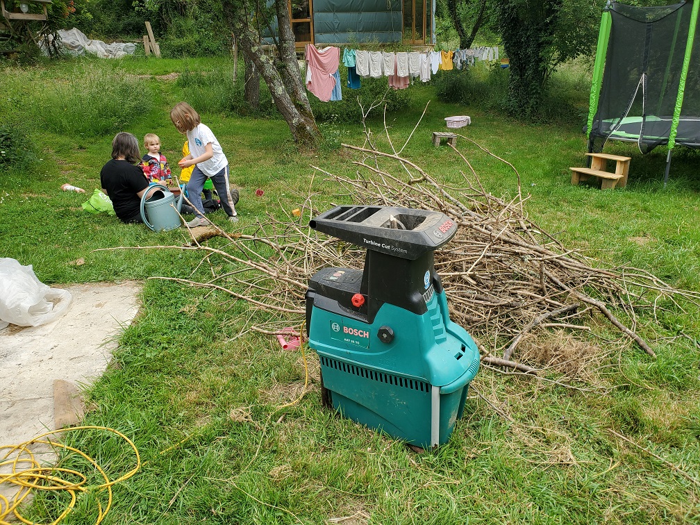 Broyage du bois dans ce chantier participatif bois
