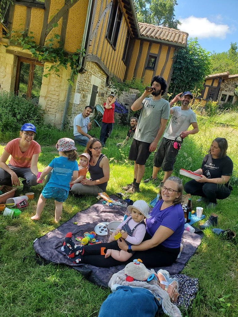 Pause bien méritée dans ce chantier participatif bois