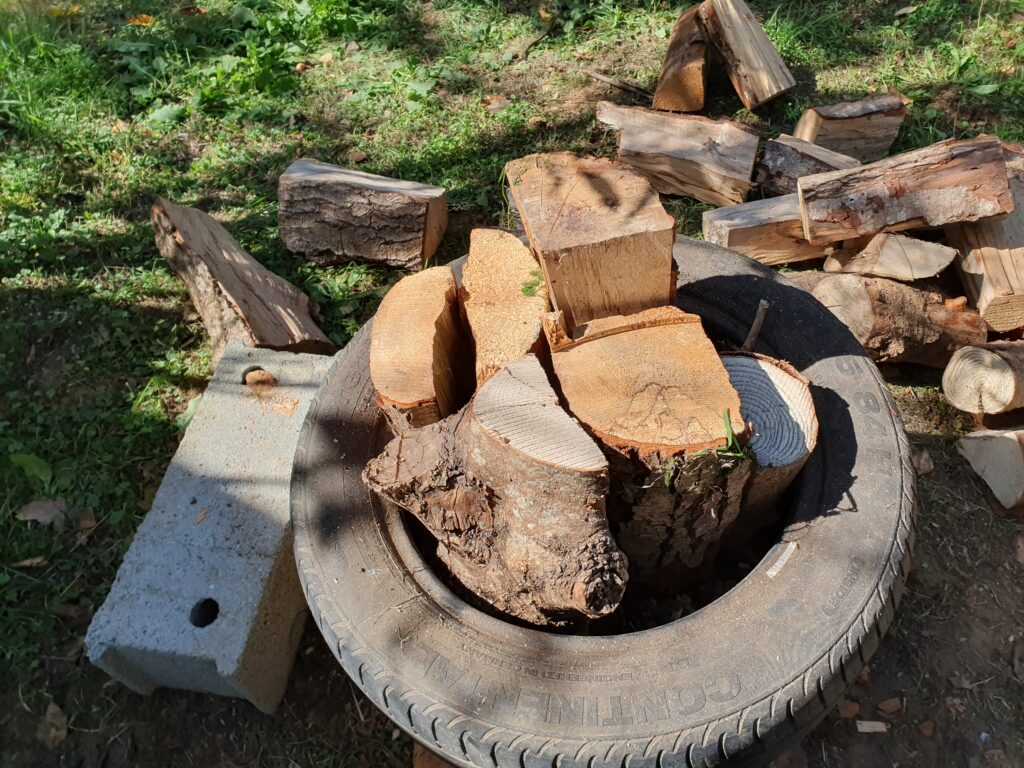 Ranger son bois de chauffage : bûches à fendre