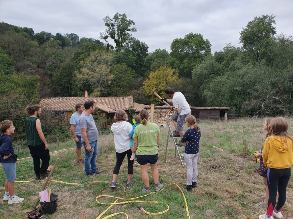 En pleine plantation du premier poteau 